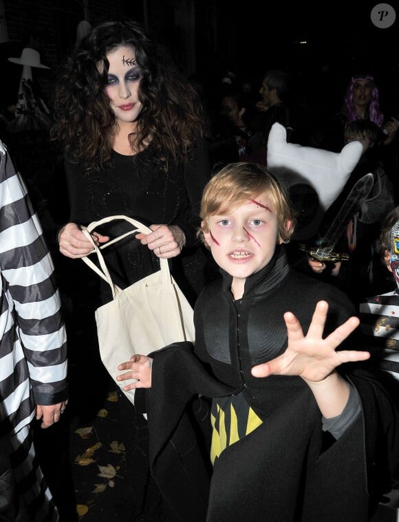 L'actrice Liv Tyler et son fils Milo ont cherché des bonbons pour Halloween dans le quartier de West Village, à New York, le 31 octobre 2013.