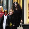 La jolie Liv Tyler et son fils Milo ont cherché des bonbons pour Halloween dans le quartier de West Village, à New York, le 31 octobre 2013.