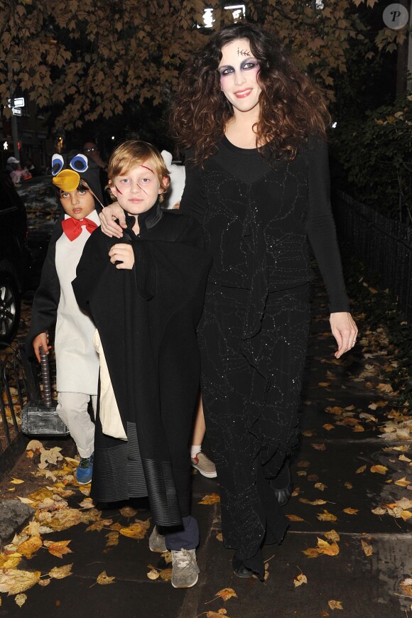 Please hide the children's faces prior to the publication. Liv Tyler takes her kids trick or treating on Halloween in New York City, NY, USA, October 31, 2013. Photo by Bill Davila/Startraks/ABACAPRESS.COM01/11/2013 - New York City