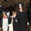 Liv Tyler et son fils Milo ont cherché des bonbons pour Halloween dans le quartier de West Village, à New York, le 31 octobre 2013.