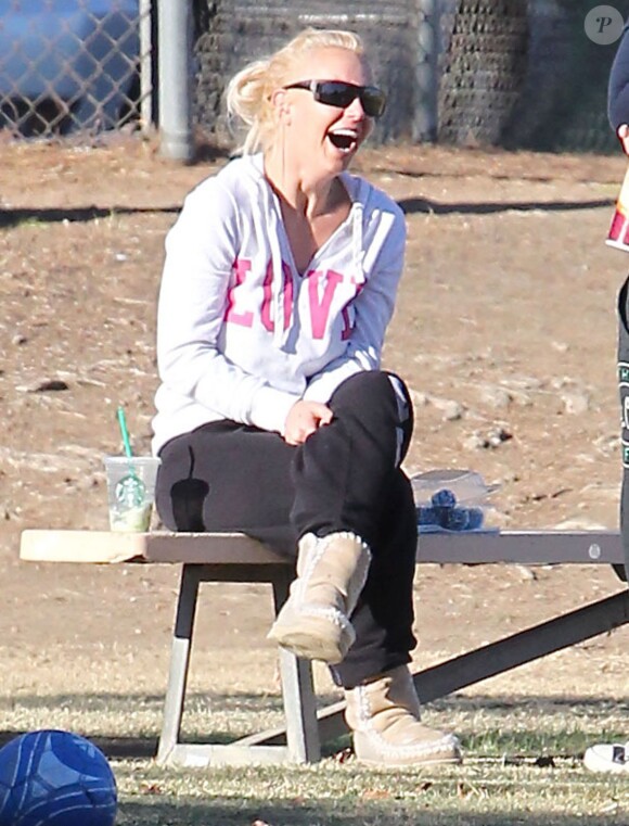 Britney Spears, hilare, assiste au match de football de ses fils à Woodland Hills (Los Angeles), le 2 novembre 2013.