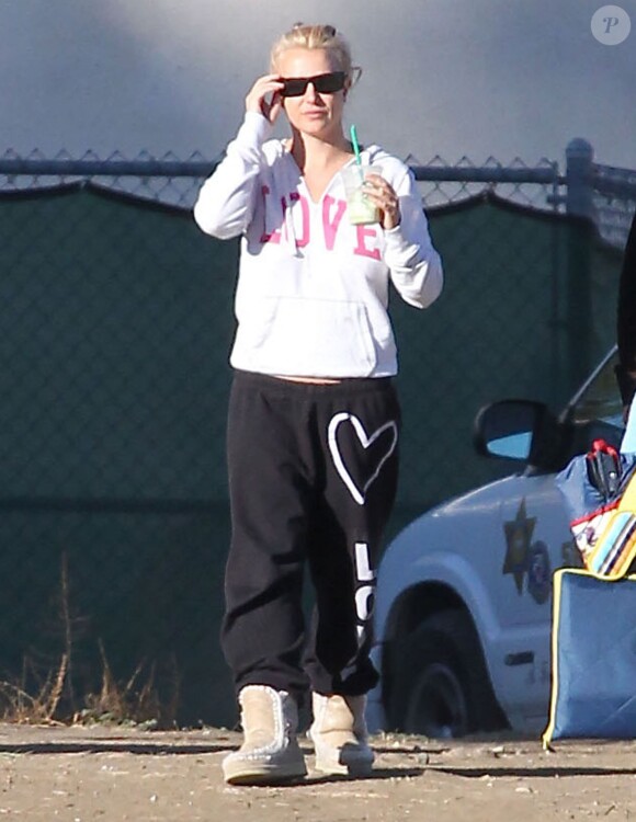 Britney Spears, derrière ses lunettes noires, assiste au match de football de ses fils à Woodland Hills (Los Angeles), le 2 novembre 2013.