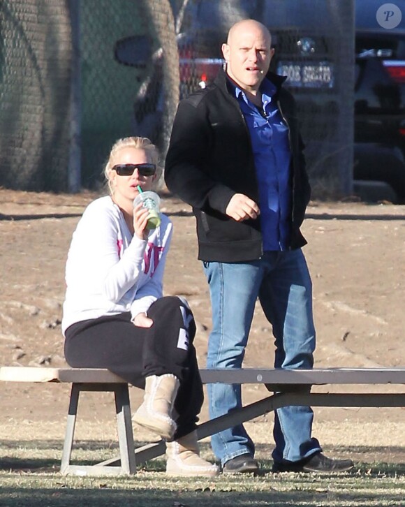 Surveillée par son garde du corps, Britney Spears assiste au match de football de ses fils à Woodland Hills (Los Angeles), le 2 novembre 2013.