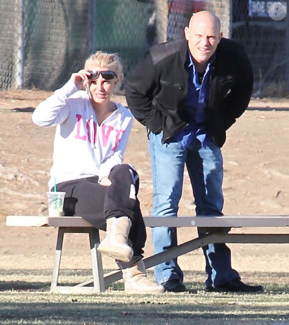 Surveillée par son garde du corps, Britney Spears assiste au match de football de ses fils à Woodland Hills (Los Angeles), le 2 novembre 2013.