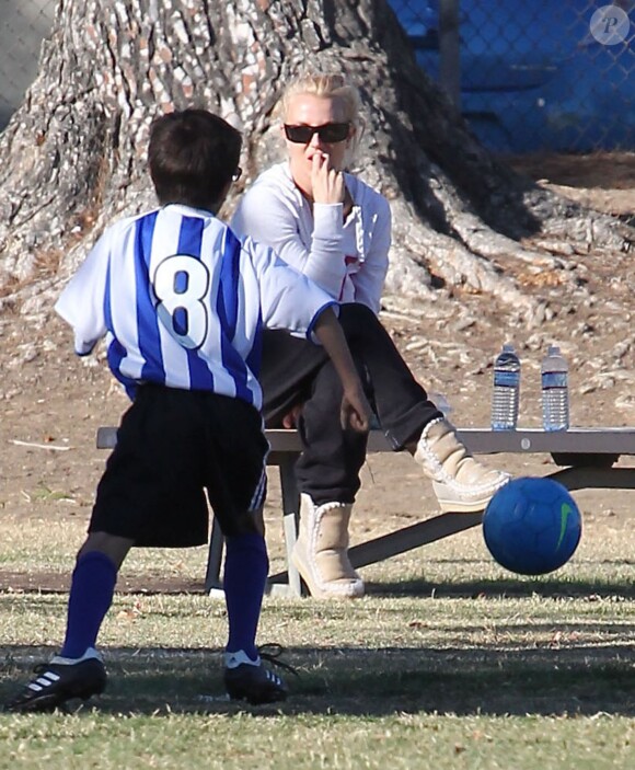 Britney Spears, pensive et anxieuse, assiste au match de football de ses fils à Woodland Hills (Los Angeles), le 2 novembre 2013.