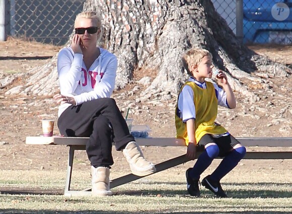 Britney Spears assiste au match de football de ses fils à Woodland Hills (Los Angeles), le 2 novembre 2013.