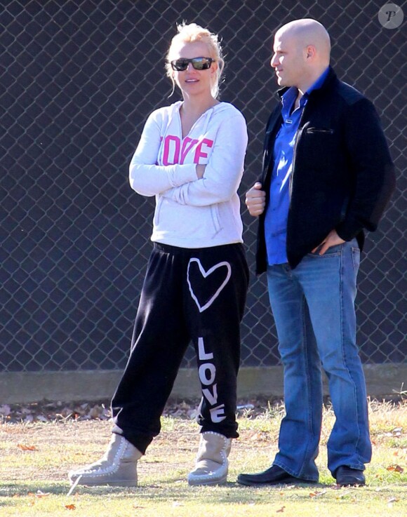 Surveillée par son garde du corps, Britney Spears assiste au match de football de ses fils à Woodland Hills (Los Angeles), le 2 novembre 2013.