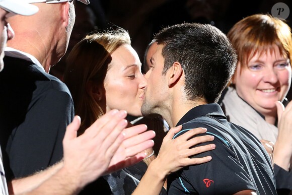 Novak Djokovic embrasse sa fiancée Jelena Ristic après sa victoire à l'arrachée contre David Ferrer (7-5, 7-5) en finale du Masters 1000 de Paris-Bercy, dimanche 3 novembre 2013