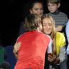 David Ferrer embrassant sa compagne Marta Tornel le 4 novembre 2012 lors de sa première grande victoire sur le circuit ATP, au Masters de Paris-Bercy.