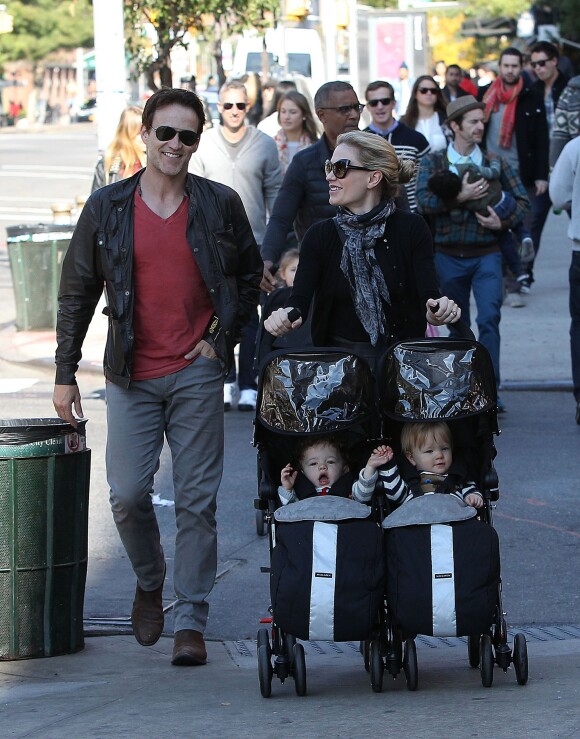 Anna Paquin et Stephen Moyer avec leurs enfants Charlie et Poppy au parc à New York le 2 novembre 2013.