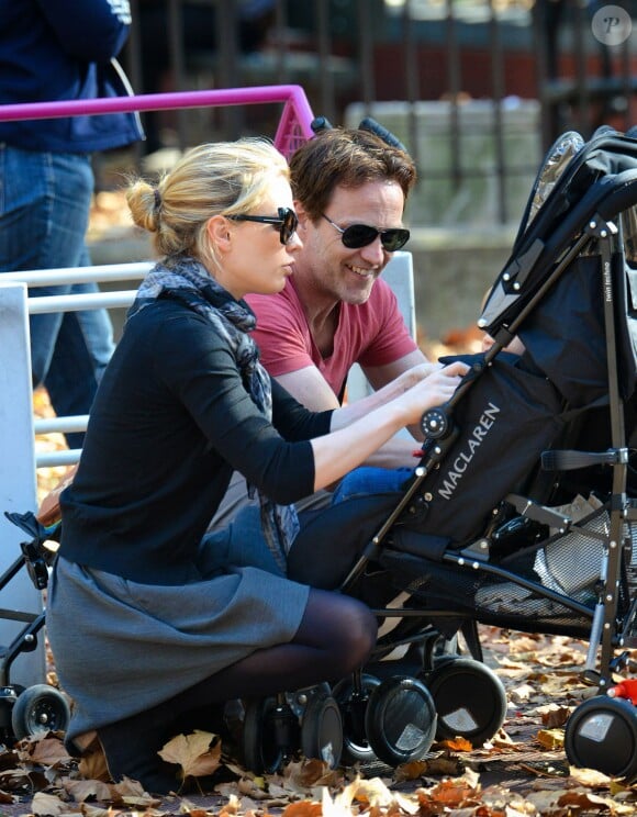 Les acteurs Anna Paquin et Stephen Moyer avec leurs enfants Charlie et Poppy au parc à New York le 2 novembre 2013.
