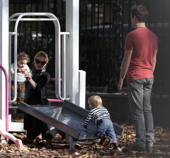 Anna Paquin et Stephen Moyer avec leurs jumeaux Charlie et Poppy au parc à New York le 2 novembre 2013.