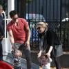 Stephen Moyer et Anna Paquin avec leurs enfants Charlie et Poppy au parc à New York le 2 novembre 2013.