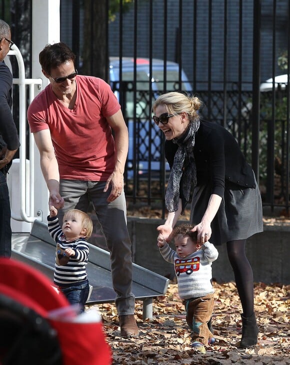 Stephen Moyer et Anna Paquin avec leurs enfants Charlie et Poppy au parc à New York le 2 novembre 2013.