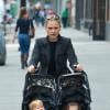 Anna Paquin se promène dans les rues de New York avec ses jumeaux, Charlie et Poppy, le 31 octobre 2013.