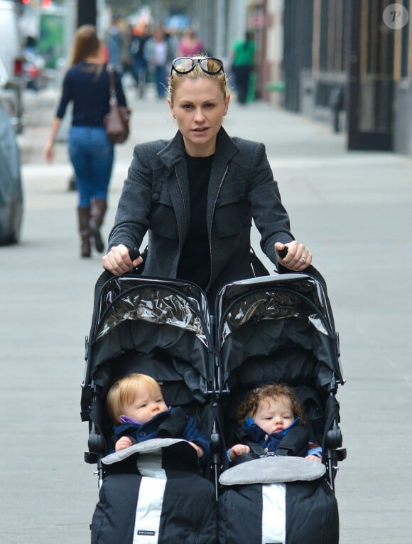 Anna Paquin se promène dans les rues de New York avec ses jumeaux, Charlie et Poppy, le 31 octobre 2013.