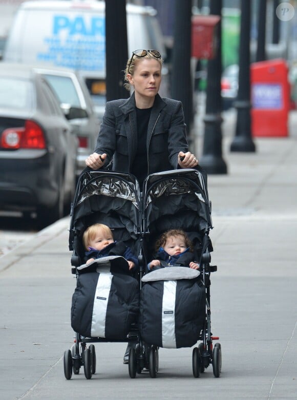 Anna Paquin se promène dans les rues de New York avec ses jumeaux, Charlie et Poppy, le 31 octobre 2013.