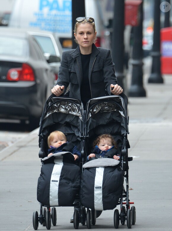 Anna Paquin se promène dans les rues de New York avec ses jumeaux, Charlie et Poppy, le 31 octobre 2013.