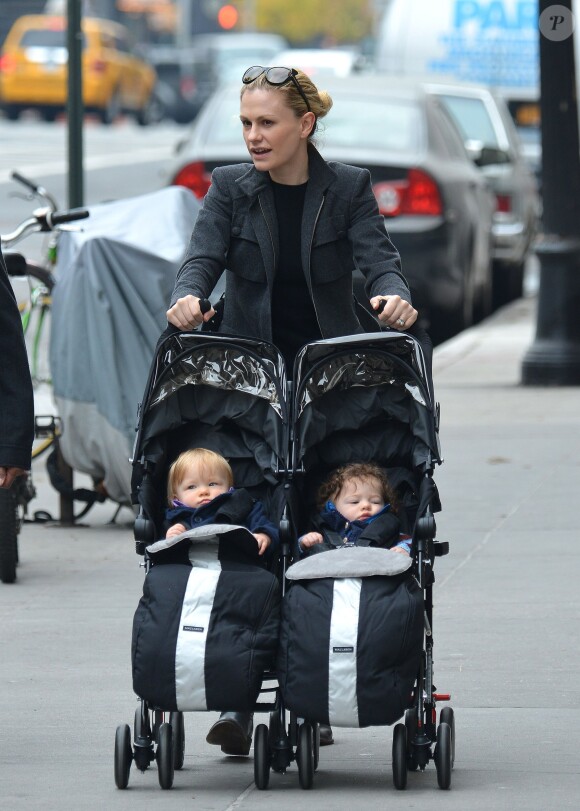 Anna Paquin se promène dans les rues de New York avec ses jumeaux, Charlie et Poppy, le 31 octobre 2013.