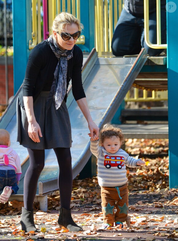Anna Paquin et Stephen Moyer avec leurs enfants Charlie et Poppy au parc à New York le 2 novembre 2013.