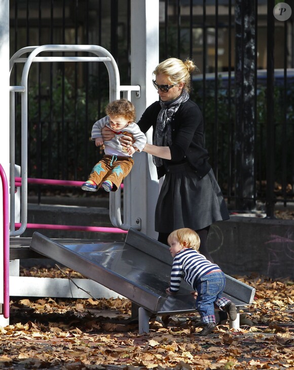 Anna Paquin et Stephen Moyer avec leurs enfants Charlie et Poppy au parc à New York le 2 novembre 2013.
