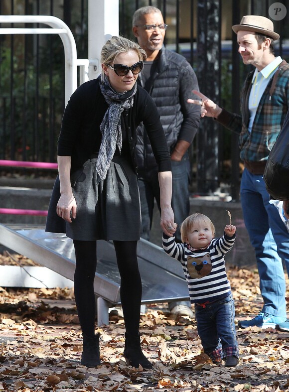 Anna Paquin et Stephen Moyer avec leurs enfants Charlie et Poppy au parc à New York le 2 novembre 2013.