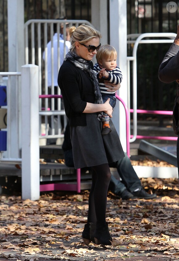 Anna Paquin et Stephen Moyer avec leurs enfants Charlie et Poppy au parc à New York le 2 novembre 2013.