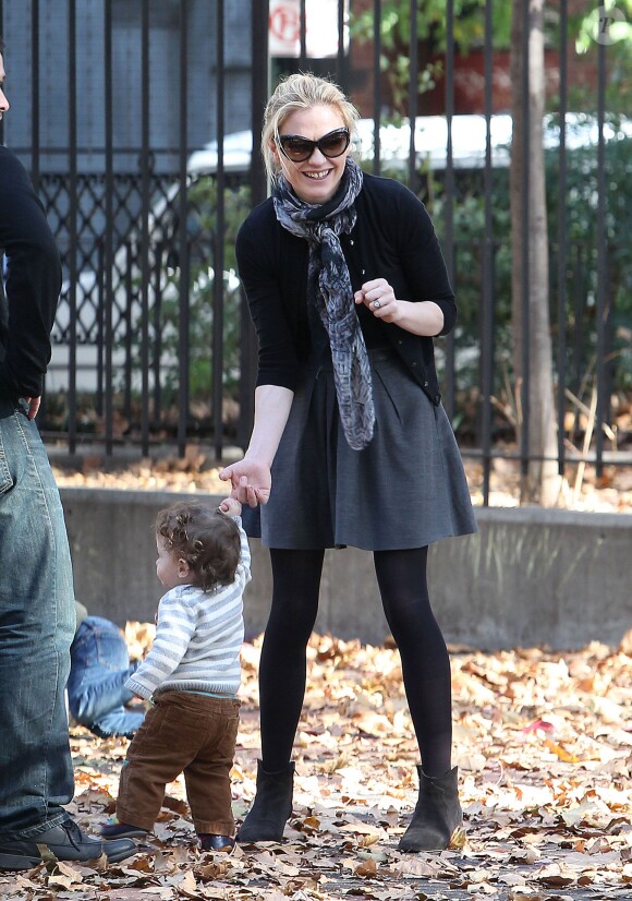 Anna Paquin et Stephen Moyer avec leurs enfants Charlie et Poppy au parc à New York le 2 novembre 2013.