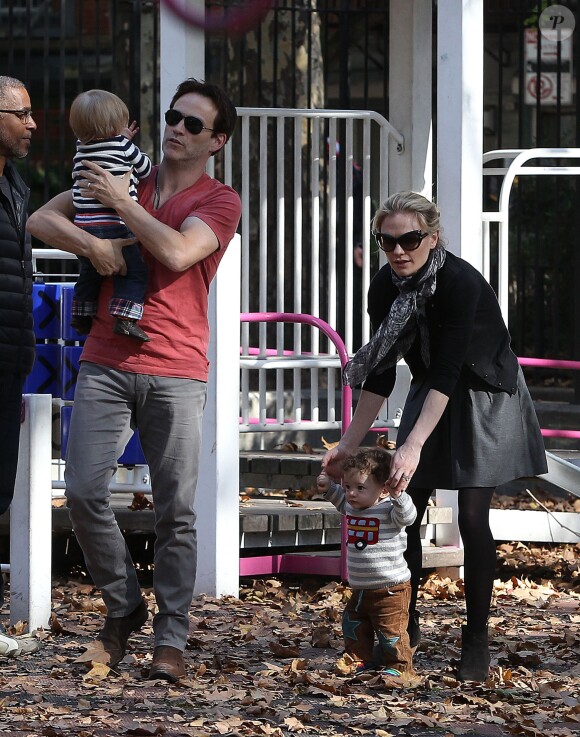 Anna Paquin et Stephen Moyer avec leurs enfants Charlie et Poppy au parc à New York le 2 novembre 2013.