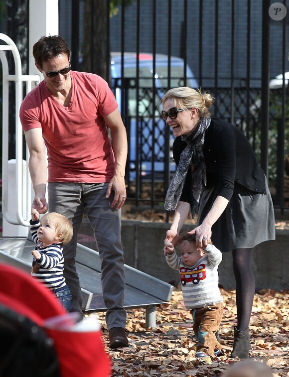 Anna Paquin et Stephen Moyer avec leurs enfants Charlie et Poppy au parc à New York le 2 novembre 2013.
