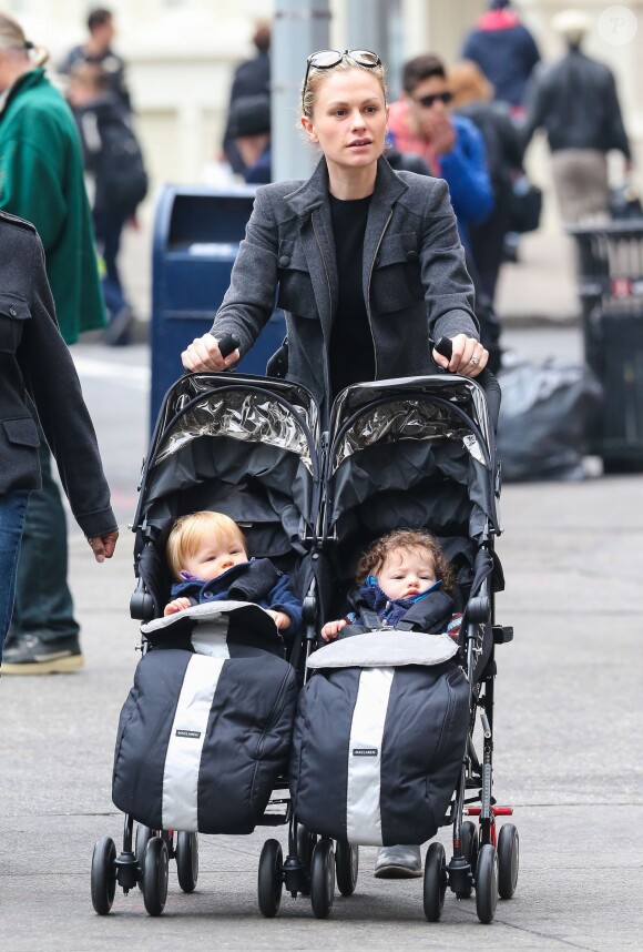 Anna Paquin se promène dans les rues de New York avec ses jumeaux, Charlie et Poppy, le 31 octobre 2013.