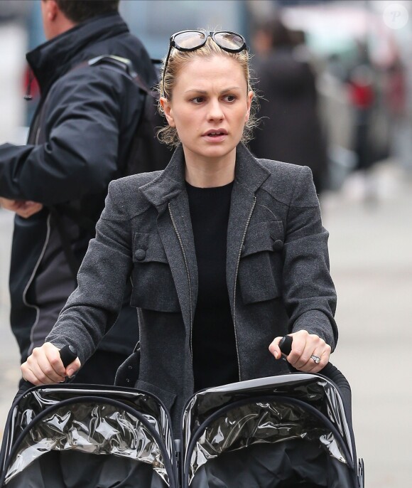 Anna Paquin se promène dans les rues de New York avec ses jumeaux, Charlie et Poppy, le 31 octobre 2013.