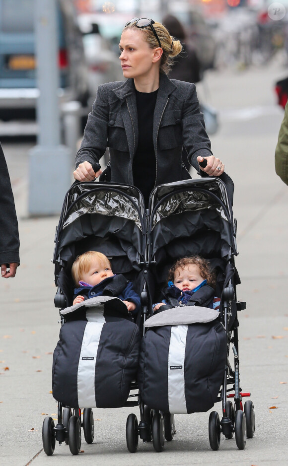 Anna Paquin se promène dans les rues de New York avec ses jumeaux, Charlie et Poppy, le 31 octobre 2013.