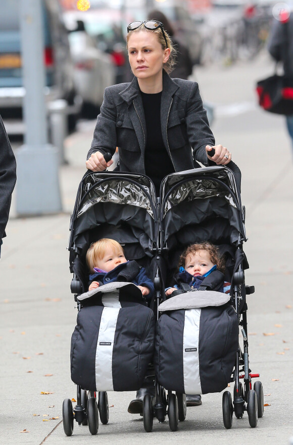 Anna Paquin se promène dans les rues de New York avec ses jumeaux, Charlie et Poppy, le 31 octobre 2013.