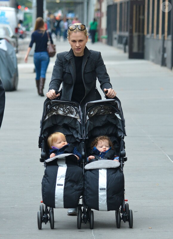 Anna Paquin se promène dans les rues de New York avec ses jumeaux, Charlie et Poppy, le 31 octobre 2013.