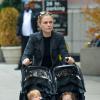 Anna Paquin se promène dans les rues de New York avec ses jumeaux, Charlie et Poppy, le 31 octobre 2013.