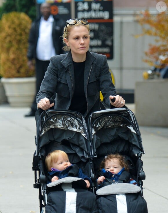 Anna Paquin se promène dans les rues de New York avec ses jumeaux, Charlie et Poppy, le 31 octobre 2013.