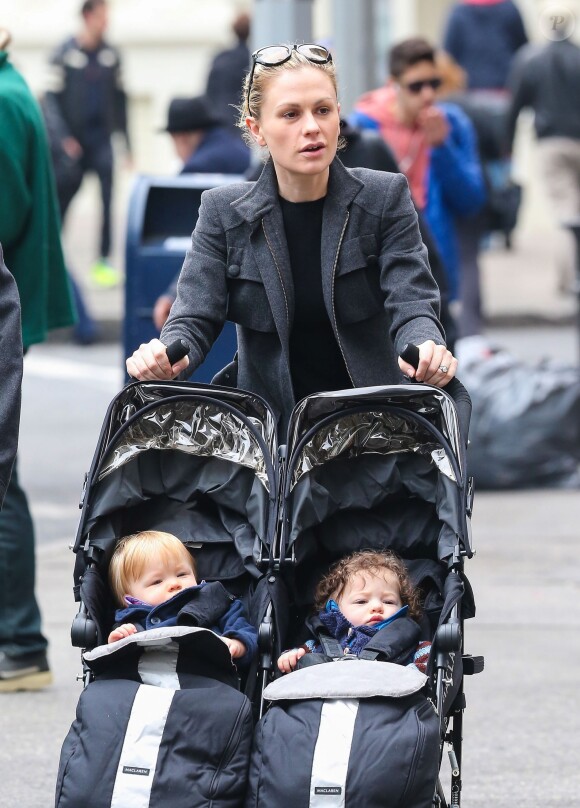 Anna Paquin se promène dans les rues de New York avec ses jumeaux, Charlie et Poppy, le 31 octobre 2013.