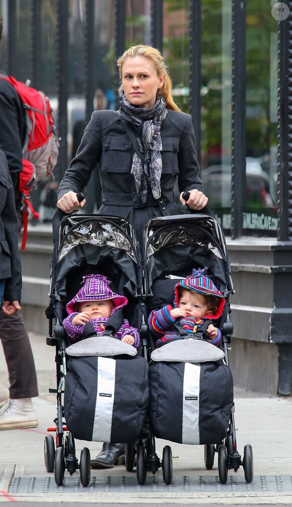 Anna Paquin se promène dans les rues de New York avec ses jumeaux, Charlie et Poppy, le 30 octobre 2013.
