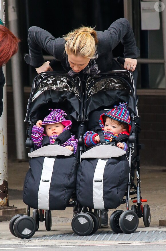 Anna Paquin se promène dans les rues de New York avec ses jumeaux, Charlie et Poppy, le 30 octobre 2013.