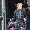 Anna Paquin se promène dans les rues de New York avec ses jumeaux, Charlie et Poppy, le 30 octobre 2013.