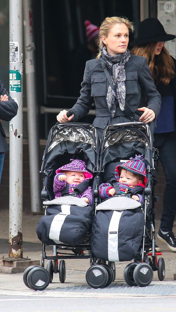 Anna Paquin se promène dans les rues de New York avec ses jumeaux, Charlie et Poppy, le 30 octobre 2013.