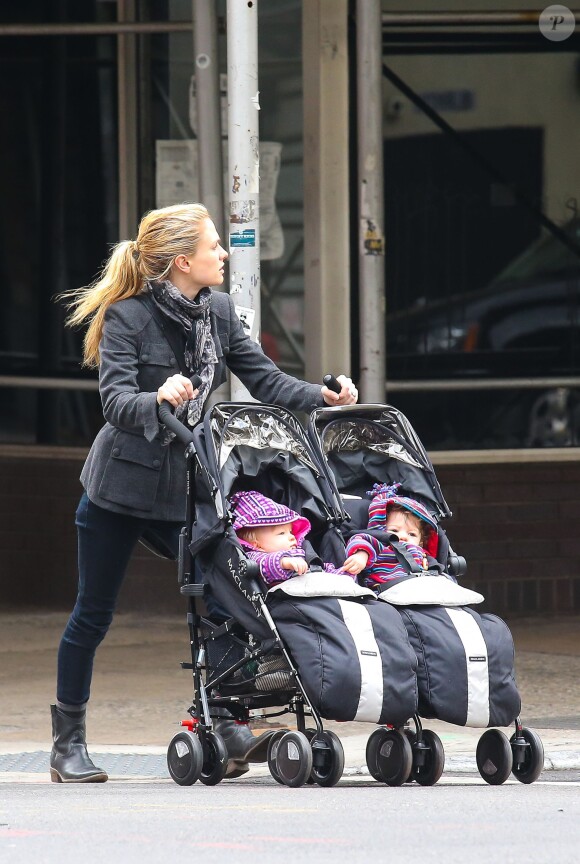 Anna Paquin se promène dans les rues de New York avec ses jumeaux, Charlie et Poppy, le 30 octobre 2013.