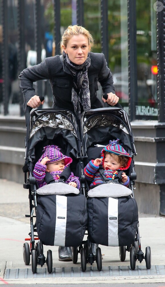 Anna Paquin se promène dans les rues de New York avec ses jumeaux, Charlie et Poppy, le 30 octobre 2013.