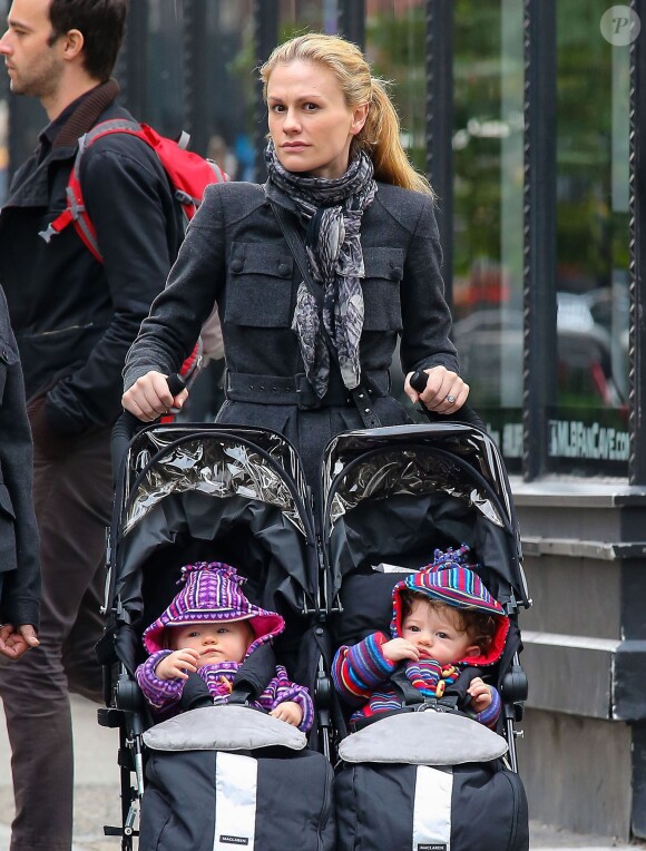 Anna Paquin se promène dans les rues de New York avec ses jumeaux, Charlie et Poppy, le 30 octobre 2013.
