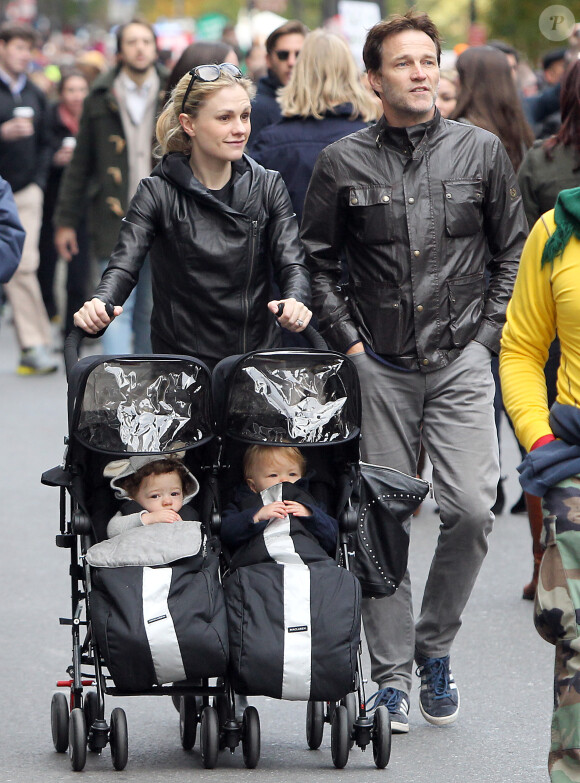Anna Paquin et Stephen Moyer avec leurs enfants Charlie et Poppy à Central Park à New York le 3 novembre 2013.