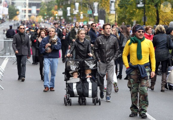 Anna Paquin et Stephen Moyer avec leurs enfants Charlie et Poppy à Central Park à New York le 3 novembre 2013.