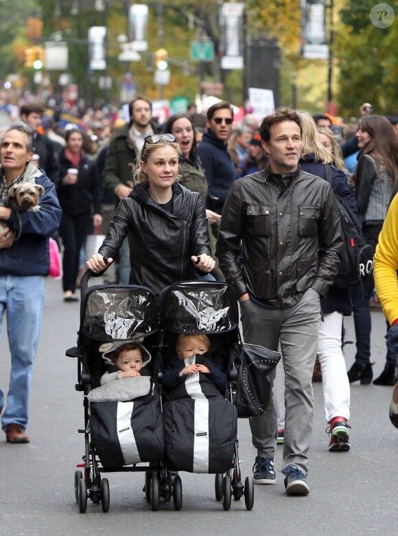 Anna Paquin et Stephen Moyer avec leurs enfants Charlie et Poppy à Central Park à New York le 3 novembre 2013.
