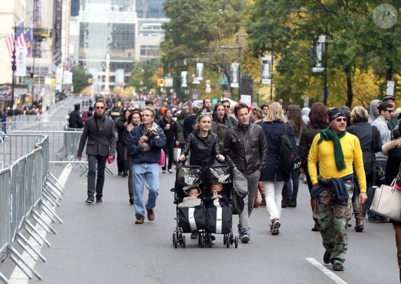 Anna Paquin et Stephen Moyer avec leurs enfants Charlie et Poppy à Central Park à New York le 3 novembre 2013.