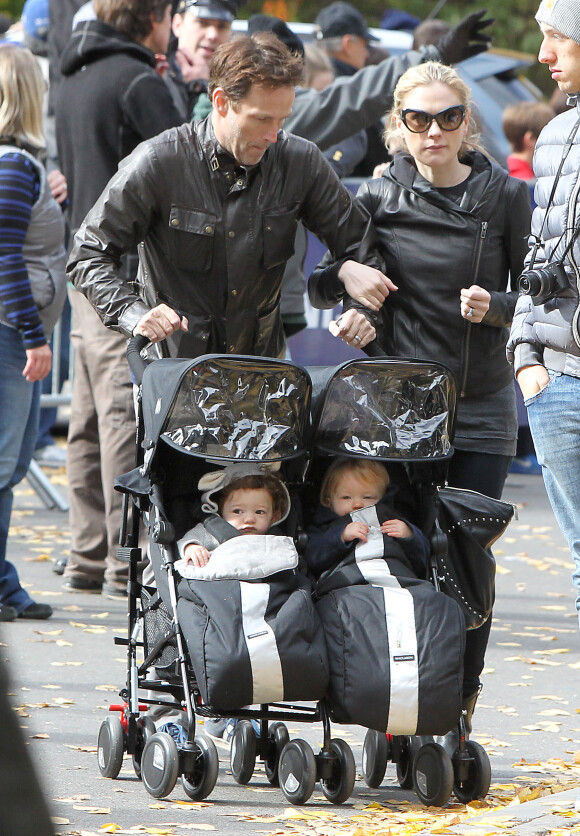 Anna Paquin et Stephen Moyer avec leurs enfants Charlie et Poppy à Central Park à New York le 3 novembre 2013.